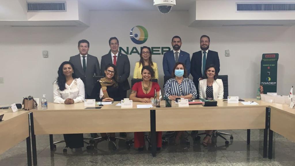 A presidenta da ADEPRO Débora Machado na reunião com a presidenta da ANADEP e demais presidentes e presidentas das associações de defensores e defensoras públicas.