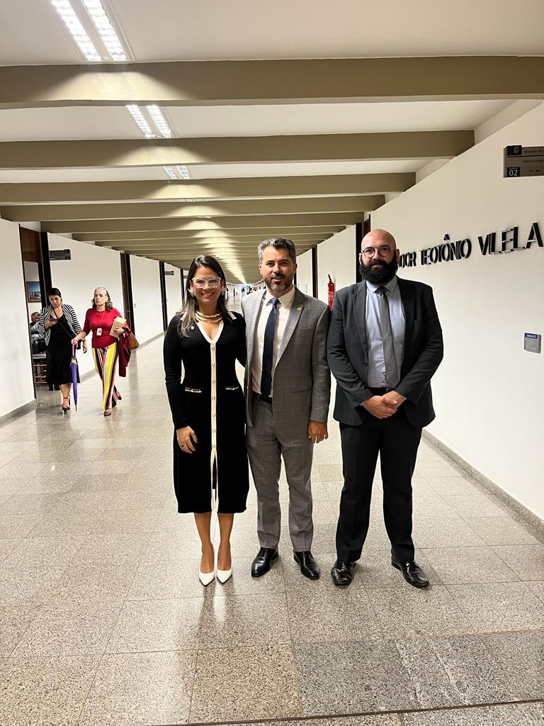 Presidenta Débora Machado junto ao senador Marcos Rogério.